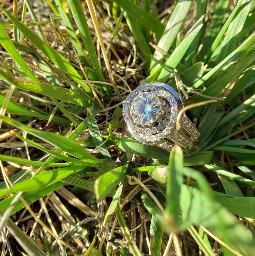 Moissanite Engagement/Wedding Ring